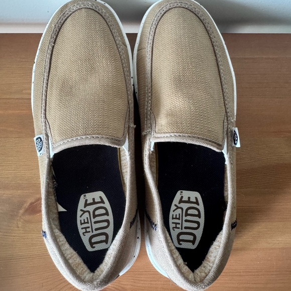 Hey Dude Youth Sz 5 Tan Slip-On Shoes - Picture 1 of 3